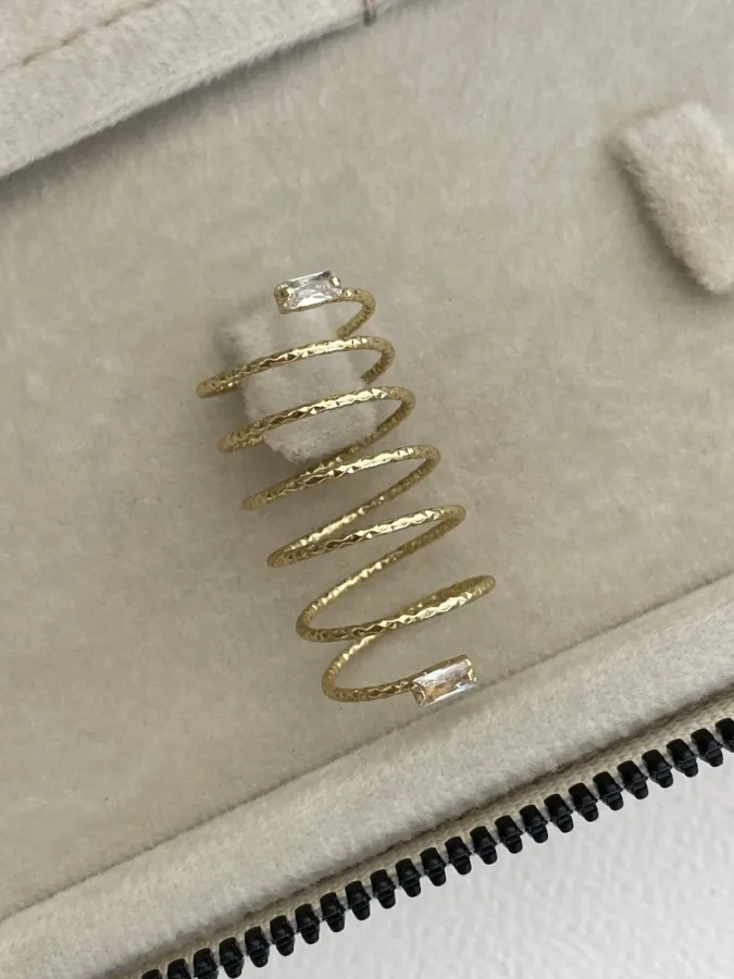 Özel Seri Dikdörtgen Baget Taşlı Spiral Tasarım Gold Yüzük