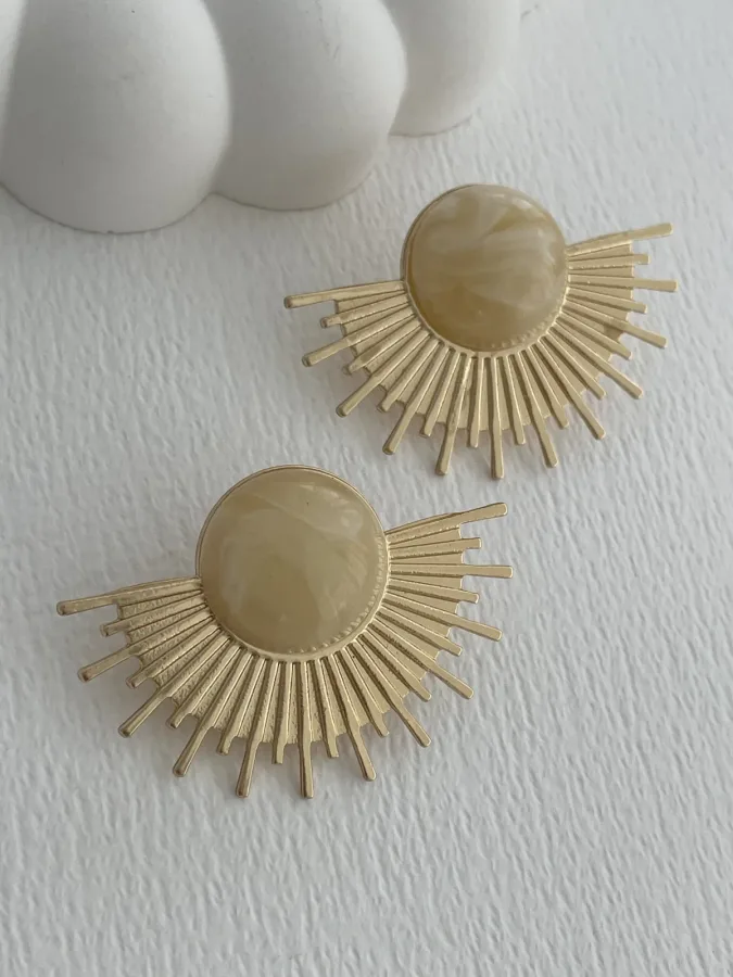Özel Seri Krem Mineli Yarım Güneş Tasarım Gold Küpe